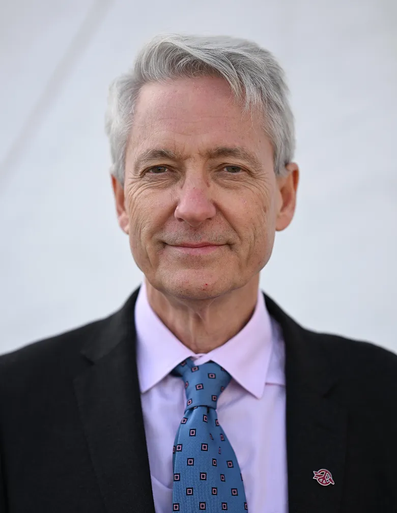 Alistair Burnett 氏